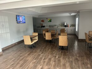 Café da manhã completo grátis todos os dias