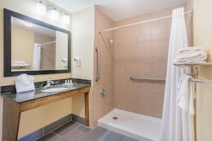 Habitación estándar, 1 cama de matrimonio grande, accesible para personas con discapacidad | Baño | Secador de pelo y toallas