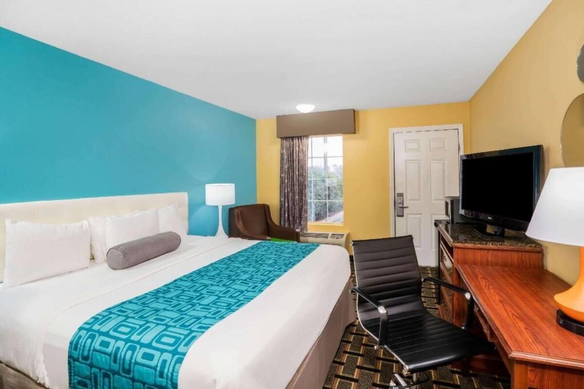 Iron/ironing board, free WiFi, bed sheets