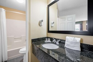 Standard Room, 1 King Bed, Non Smoking | Bathroom | Hair dryer, towels