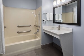 Regadera, amenidades de baño gratuitas, secadora de cabello, toallas
