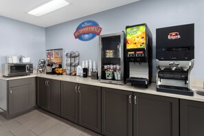 Breakfast area - Baymont by Wyndham Brunswick GA (Brunswick)