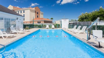 Una piscina al aire libre de temporada