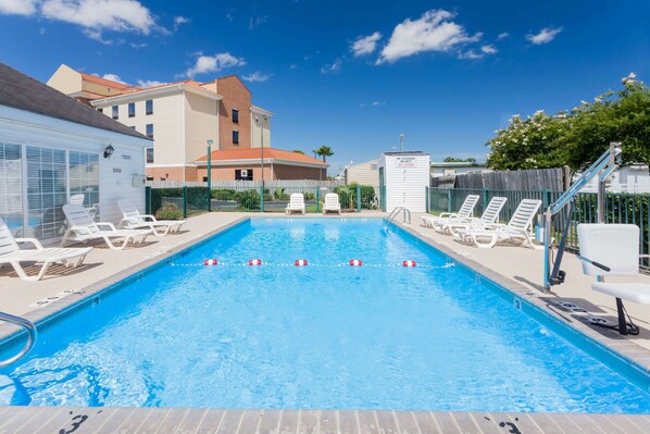 Una piscina al aire libre de temporada