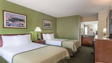 Camas con pillow-top, escritorio y tabla de planchar con plancha