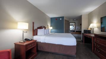 Skrivebord, blendingsgardiner, lydisolert og strykejern/-brett