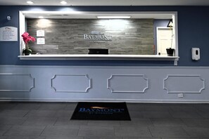 Lobby - Baymont by Wyndham Warner Robins (Warner Robins)