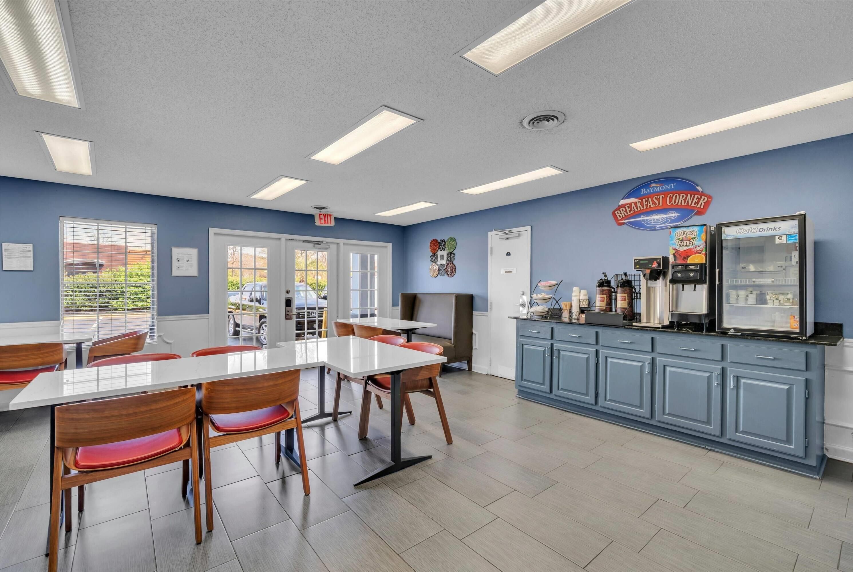 Café da manhã completo grátis todos os dias