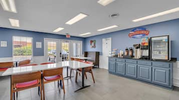 Café da manhã completo grátis todos os dias