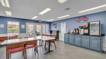 Café da manhã completo grátis todos os dias