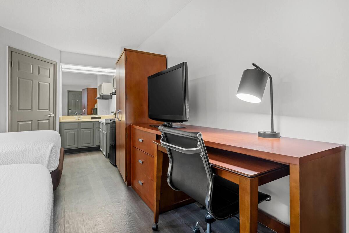 Desk, soundproofing, iron/ironing board, free WiFi