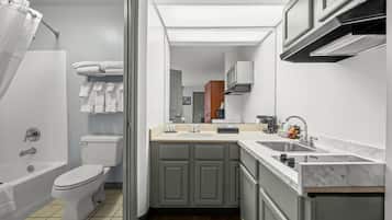 Room, 2 Double Beds, Non Smoking (Efficiency) | Bathroom