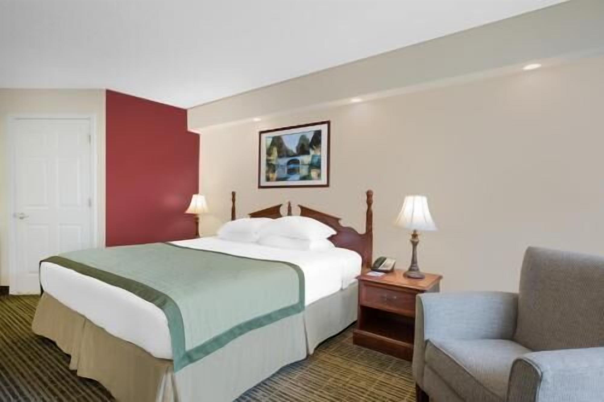 Desk, soundproofing, iron/ironing board, free WiFi