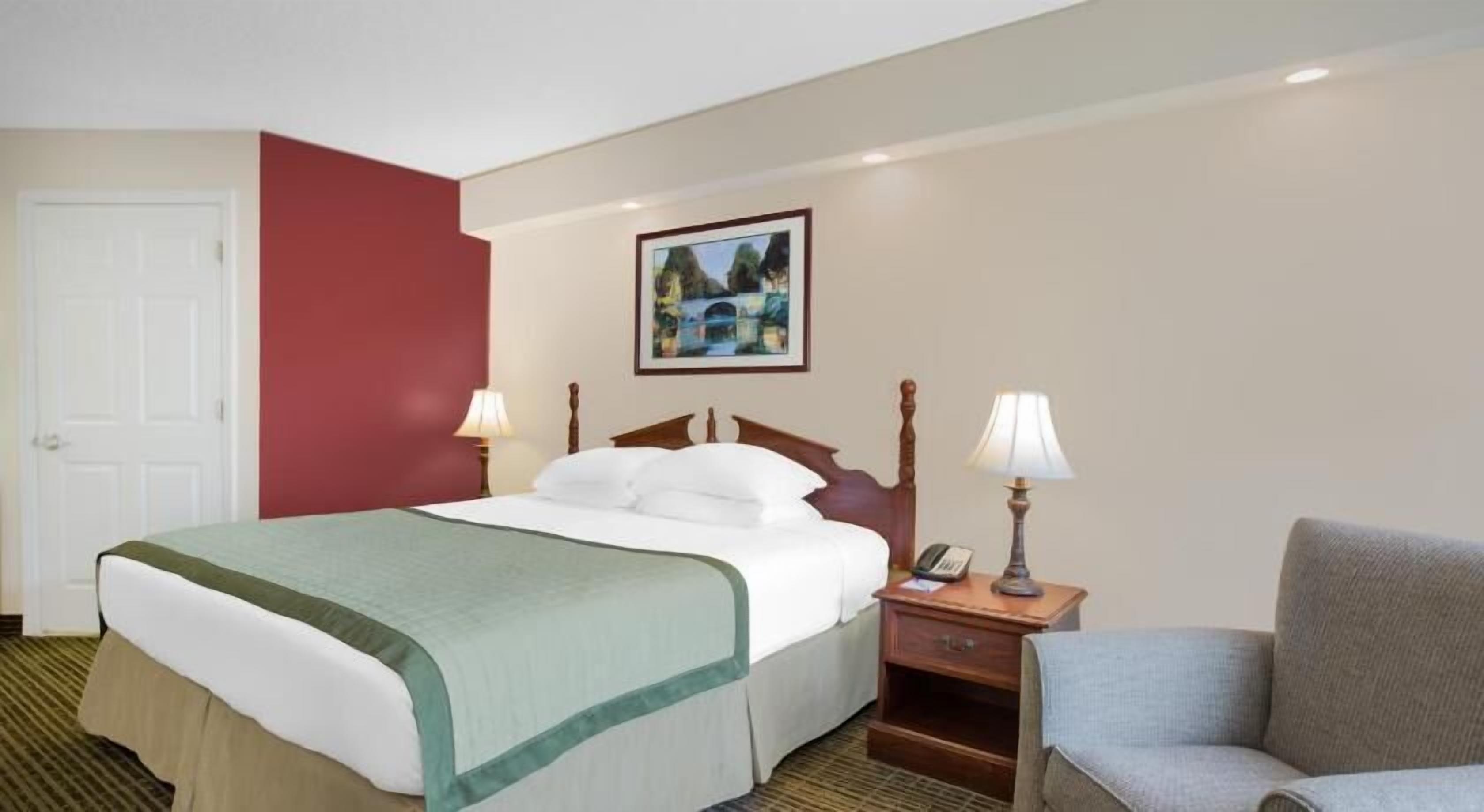 Desk, soundproofing, iron/ironing board, free WiFi