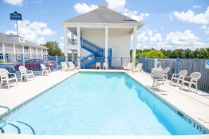 Seasonal outdoor pool - Baymont by Wyndham Tuscaloosa (Tuscaloosa)
