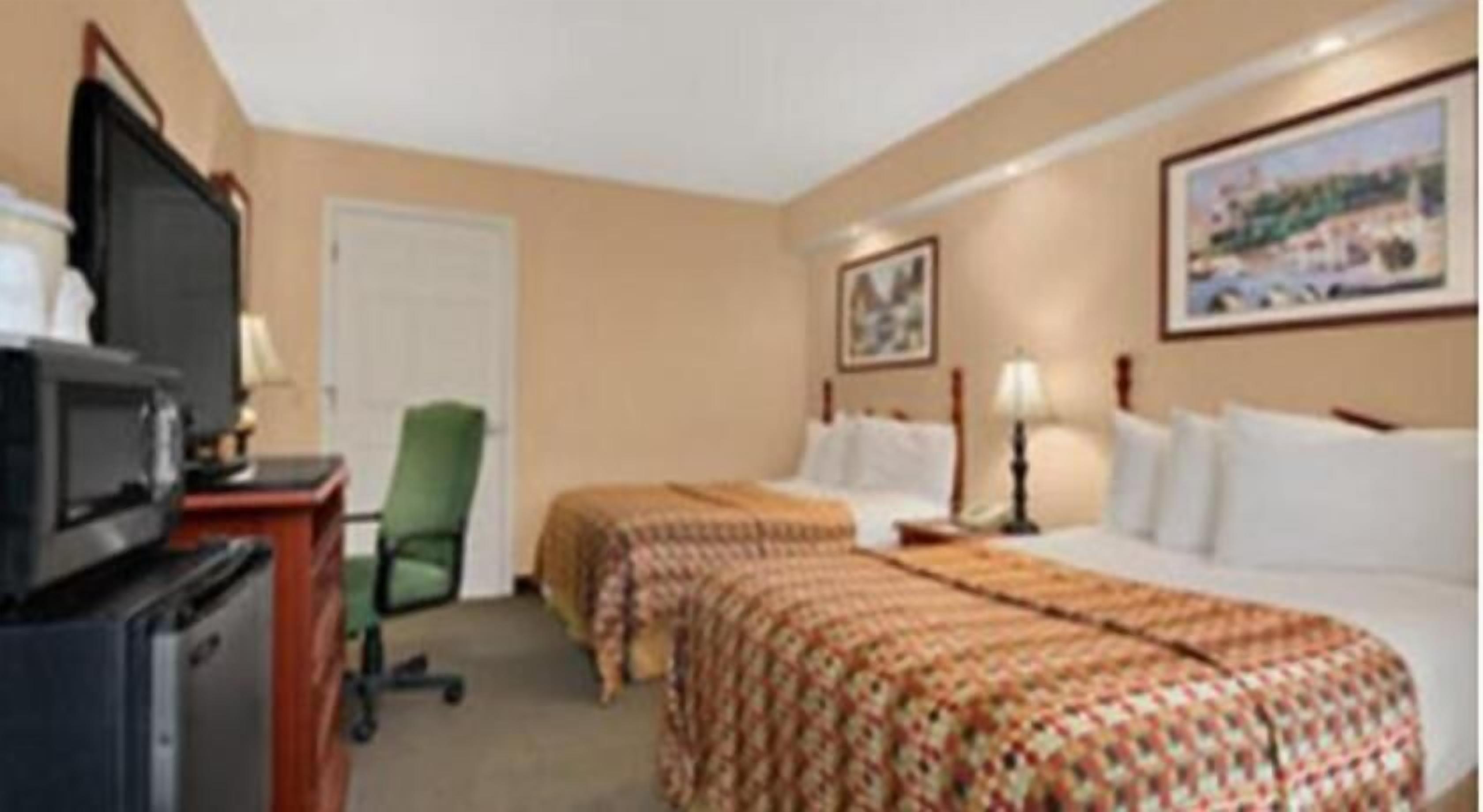 Desk, soundproofing, iron/ironing board, free WiFi