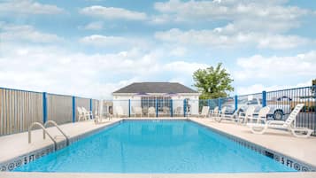 Piscine extérieure (ouverte en saison)