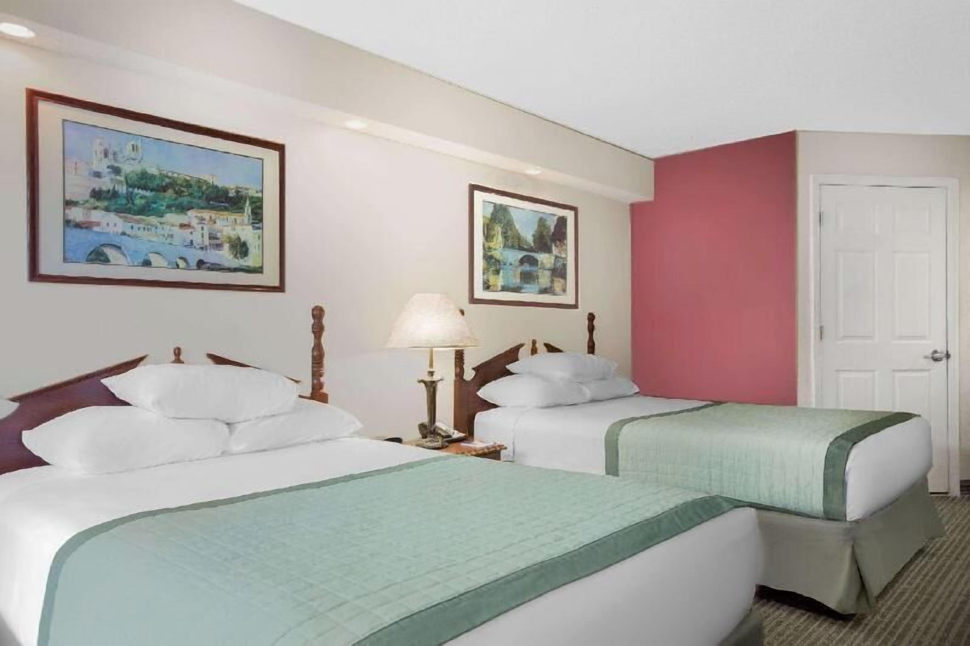 Desk, soundproofing, iron/ironing board, free WiFi