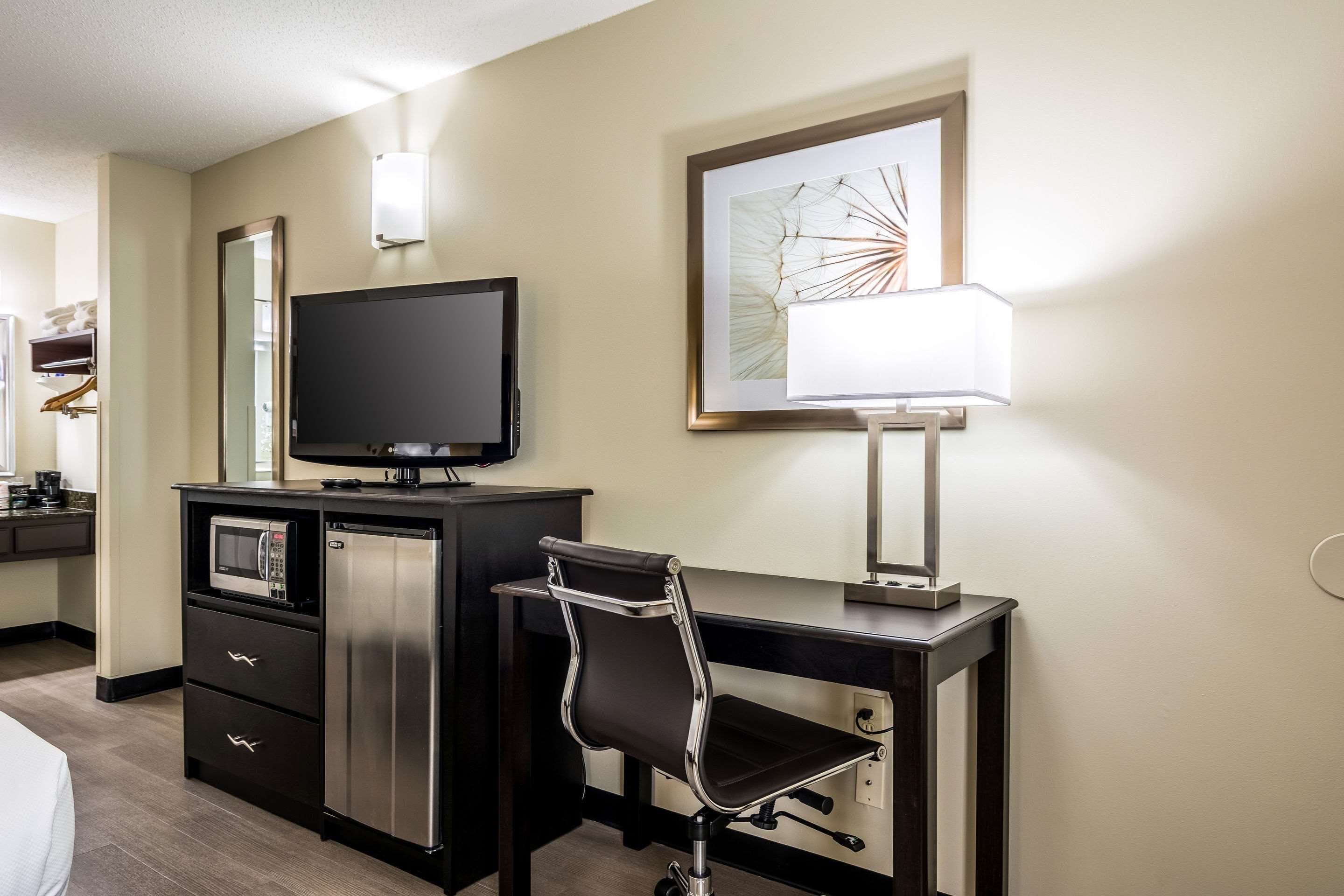 standard room, 1 king bed, non smoking | premium bedding, pillow-top beds, in-room safe, desk