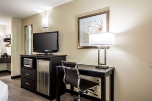 Standard Room, 1 King Bed, Non Smoking | Premium bedding, pillowtop beds, in-room safe, desk - Quality Inn University Area (Auburn)