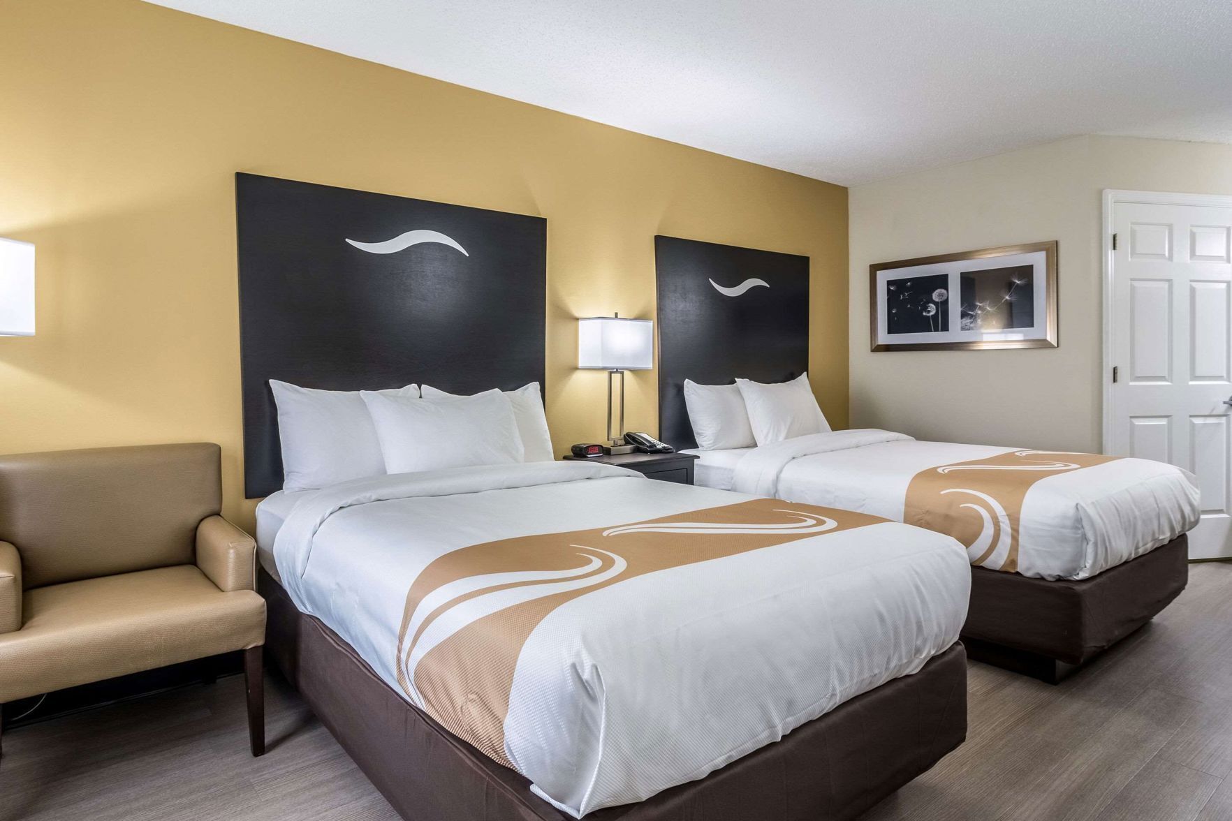 Ropa de cama de alta calidad y camas con pillow-top 
