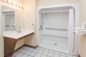 Kostenlose Toilettenartikel, Haartrockner, Handtücher