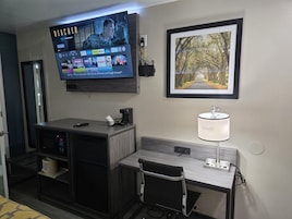 Ropa de cama de alta calidad, escritorio y cortinas blackout