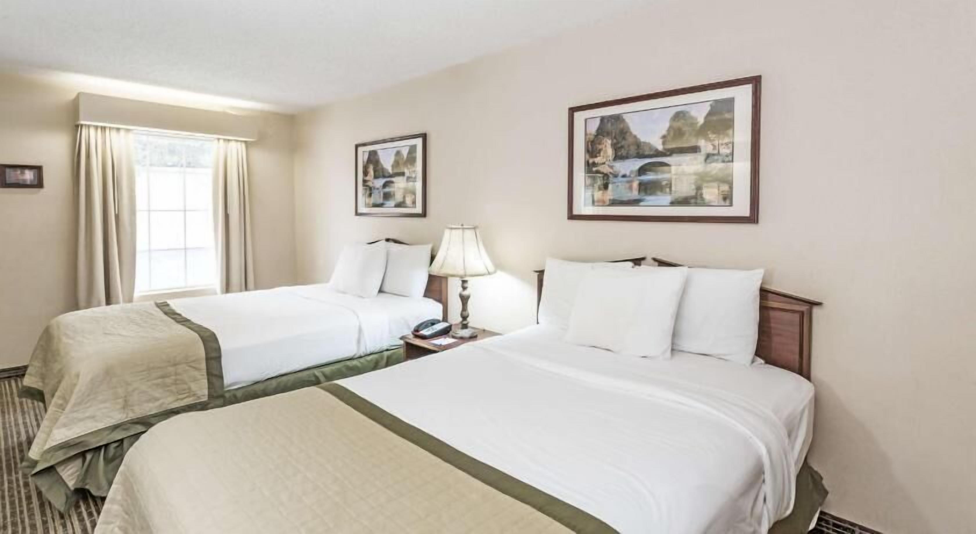 Hochwertige Bettwaren, Schreibtisch, Verdunkelungsvorhänge