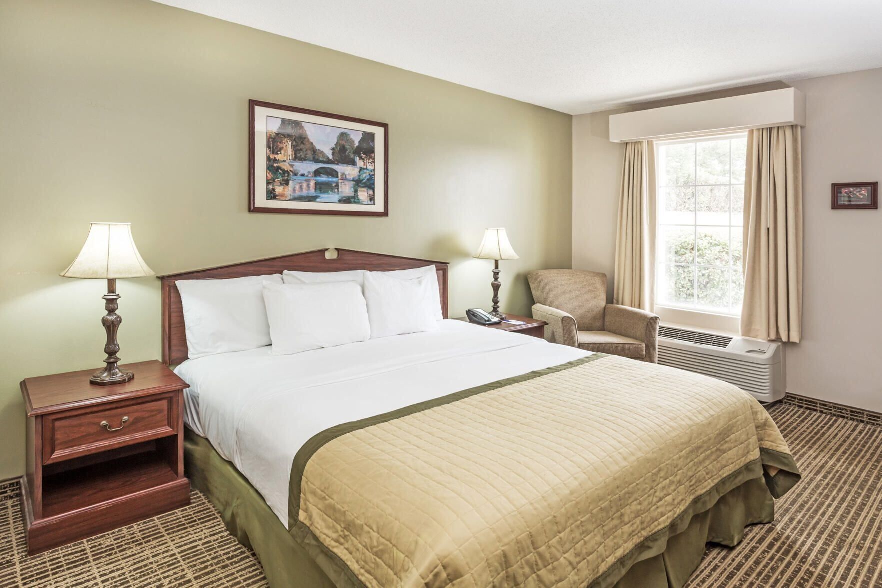 Hochwertige Bettwaren, Schreibtisch, Verdunkelungsvorhänge