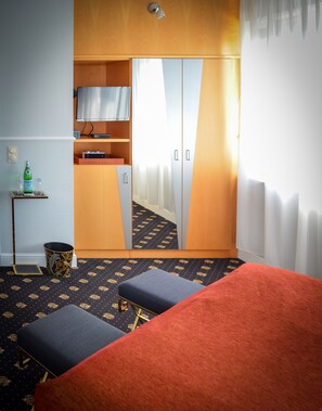 Minibar, in-room safe, individually decorated, desk - Grand Hotel Haay (Düsseldorf)