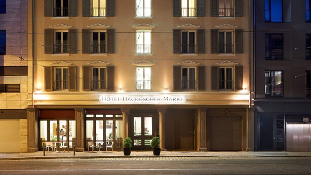 En hotels facade med et klassisk design, store vinduer og et skilt med teksten "HOTEL HACKESCHER MARKT".