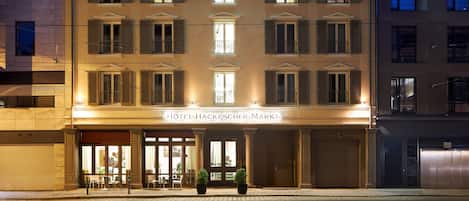 Vista frontal de la propiedad