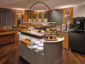 Tägliches kontinentales Frühstück (18 EUR pro Person)