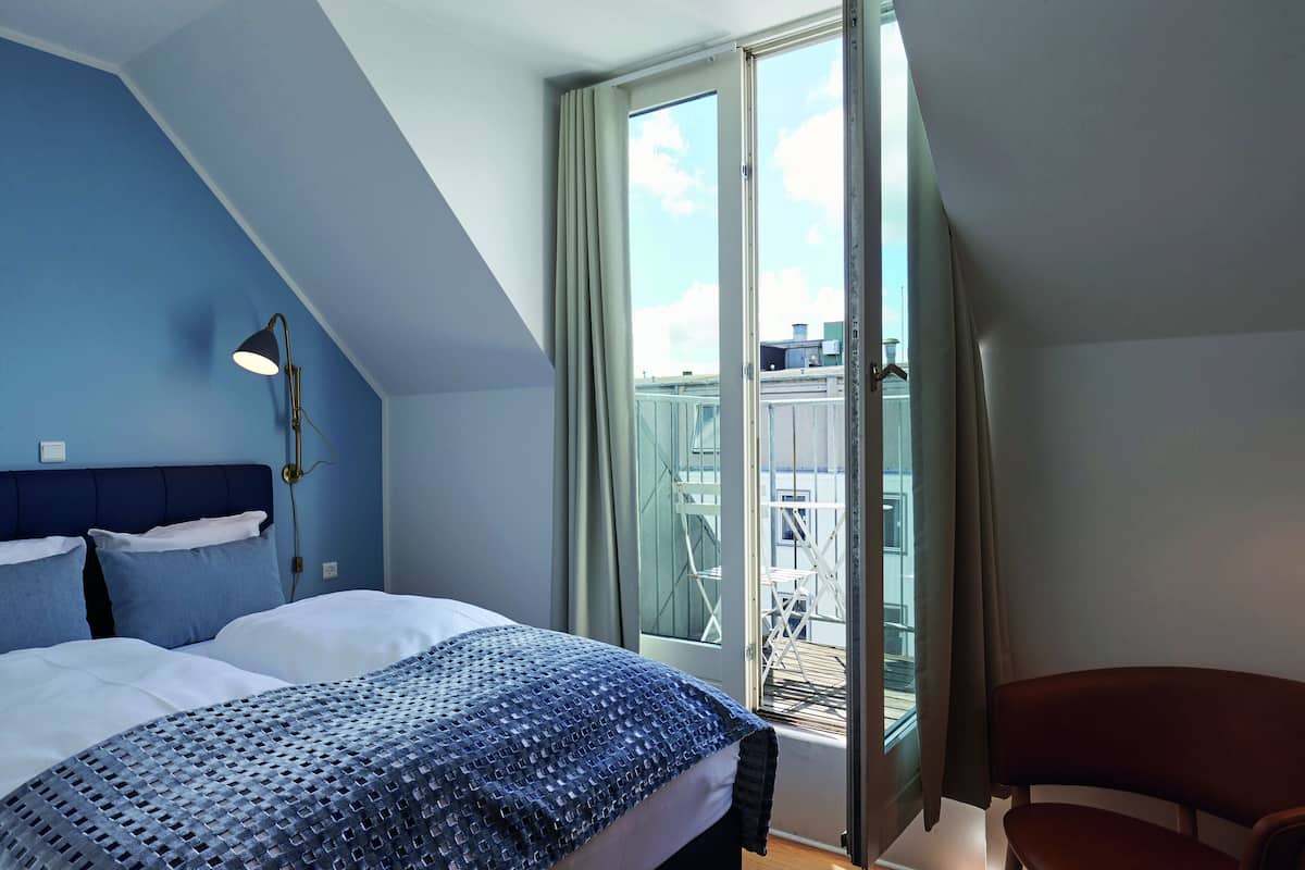 Compact Double Room with Balcony | 低過敏寢具、迷你吧、客房內保險箱、書桌