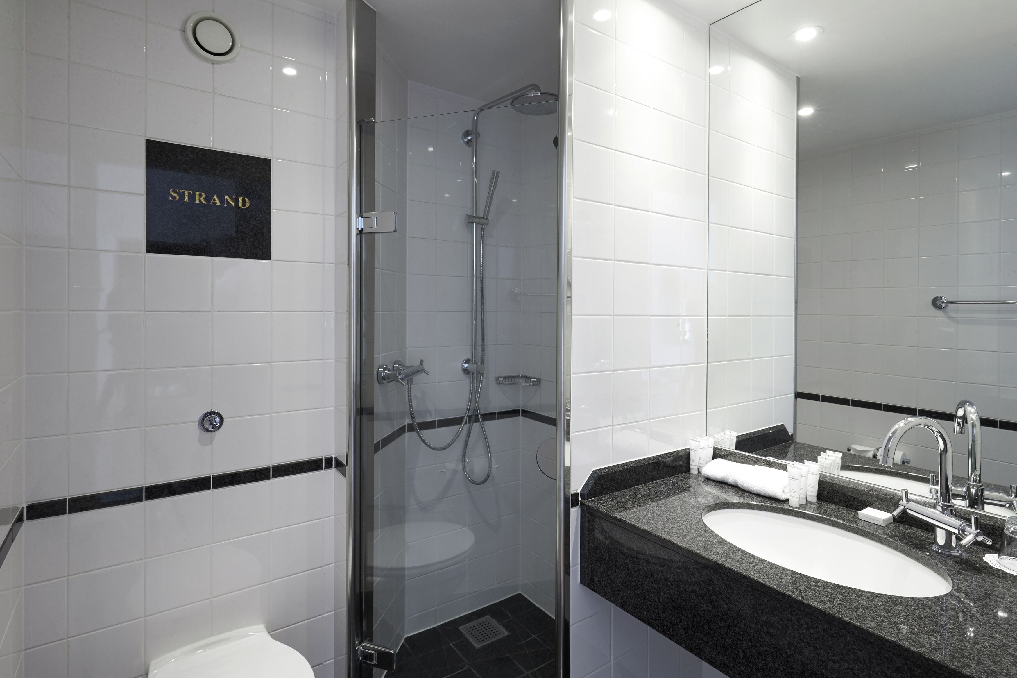 superior single room | bathroom | free toiletries, hair dryer, towels, soap