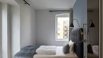 Quarto com cama, janela e porta.