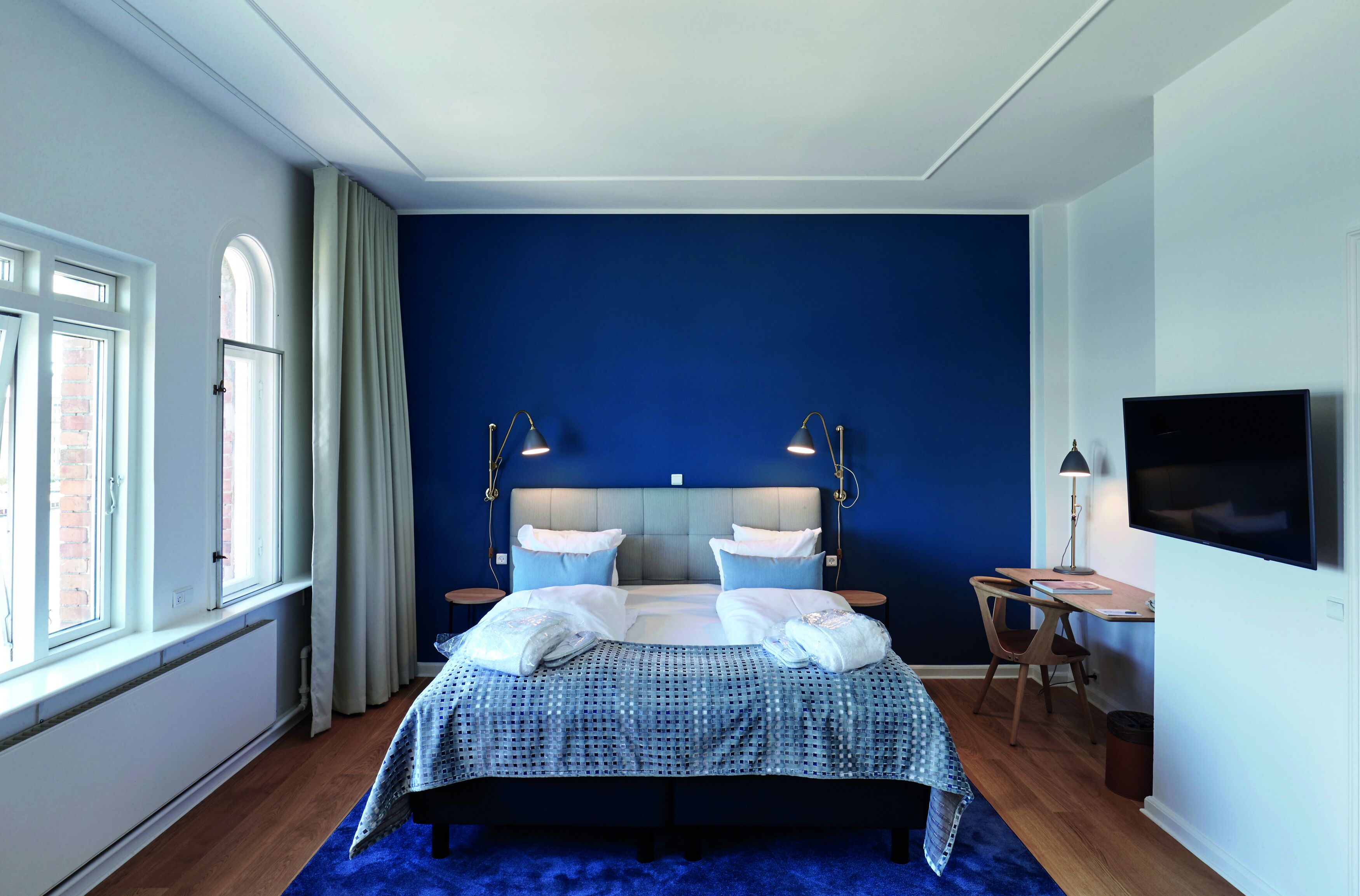 Junior kamer | Hypoallergeen beddengoed, een minibar, een kluis op de kamer, een bureau