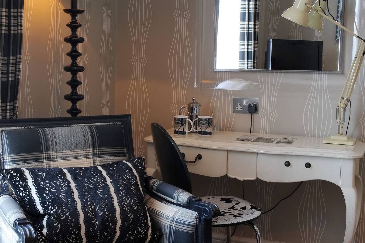 signature superior rooms | living area | flat-screen tv