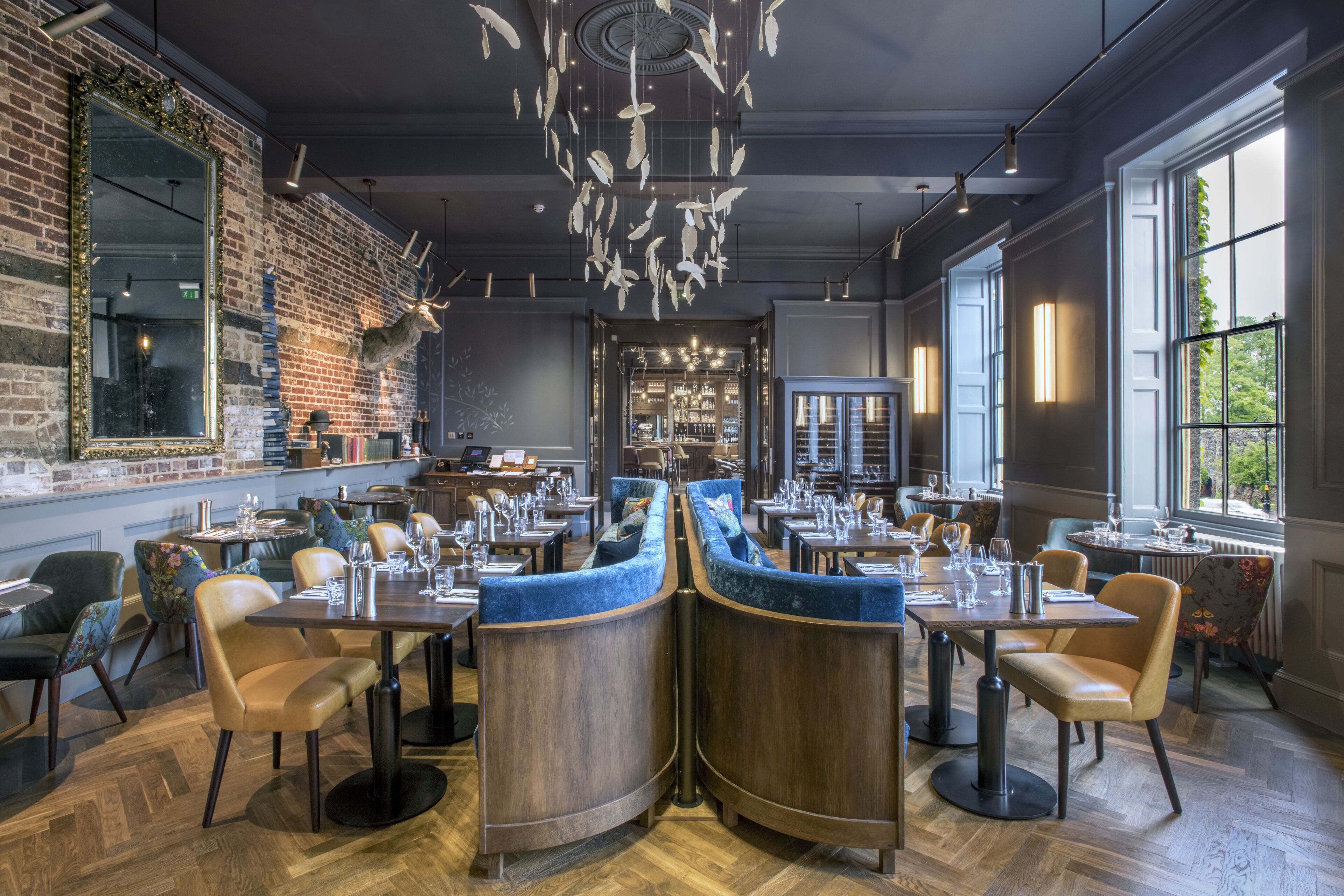 朝食、ランチ、ディナーに営業 (イギリス料理)