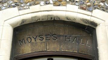 Un arc en pierre surmonté de l’inscription « MOYSE’S HALL », au-dessus d’une porte.