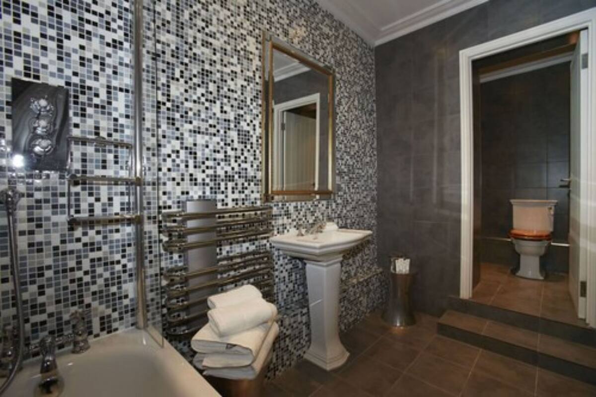 splendid rooms | bathroom | designer toiletries, hair dryer, towels