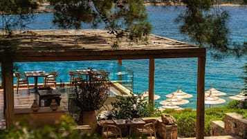 4 restauranter, frokost, lunsj og middag serveres, middelhavsretter