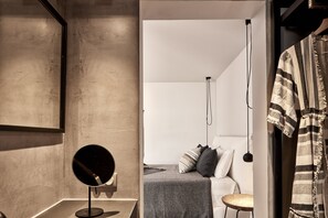 Roba de llit hipoal·lergògena, minibar i caixa forta a l'habitació 