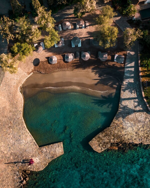 A la platja, gandules de platja i para-sols per a la platja 