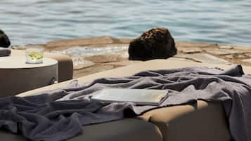 Hypo-allergenic bedding, minibar, in-room safe, desk