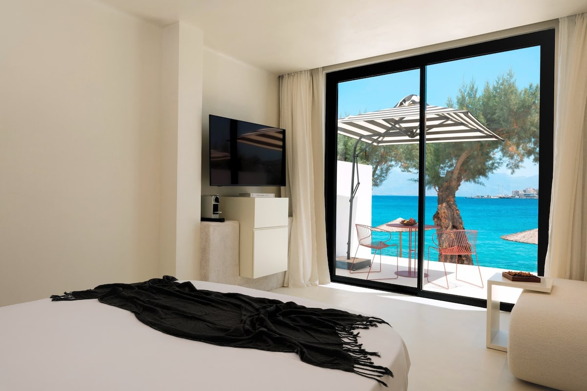 Annex Waterfront Bungalow | Hypoallergeen beddengoed, een minibar, een kluis op de kamer, een bureau