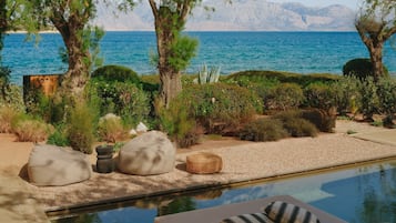 Hypo-allergenic bedding, minibar, in-room safe, desk