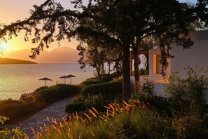 Superior Seafront Bungalow | Roupas de cama antialérgicas, frigobar, cofres nos quartos, escrivaninha