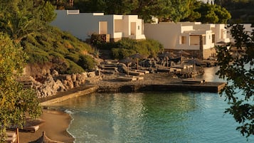 Hypo-allergenic bedding, minibar, in-room safe, desk