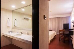 Standar Double 2 Menores Gratis. | Badkamer | Een douche, een regendouche, gratis toiletartikelen, handdoeken